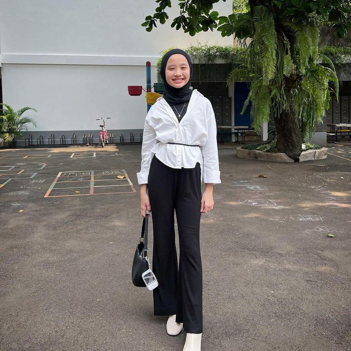 <p>Kana Sybilla, anak sulung Zaskia Adya Mecca juga sudah punya <em>brand fashion</em> sendiri sejak usia 11 tahun dengan nama Sybil_id. Selain pandai berpose, Sybil juga pandai memadupadankan pakaiannya hingga tampak kekinian. (Foto: Instagram @zaskiadyamecca)</p>