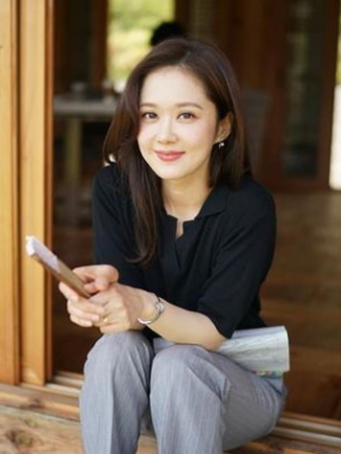 Karier aktingnya dimulai pada tahun 2002 lewat drama komedi romantis Successful Story of a Bright Girl. Meskipun baru pertama kali berakting, Jang Nara dipercaya sebagai pemeran utama perempuan dalam drama tersebut./ foto: instagram.com/nara0318