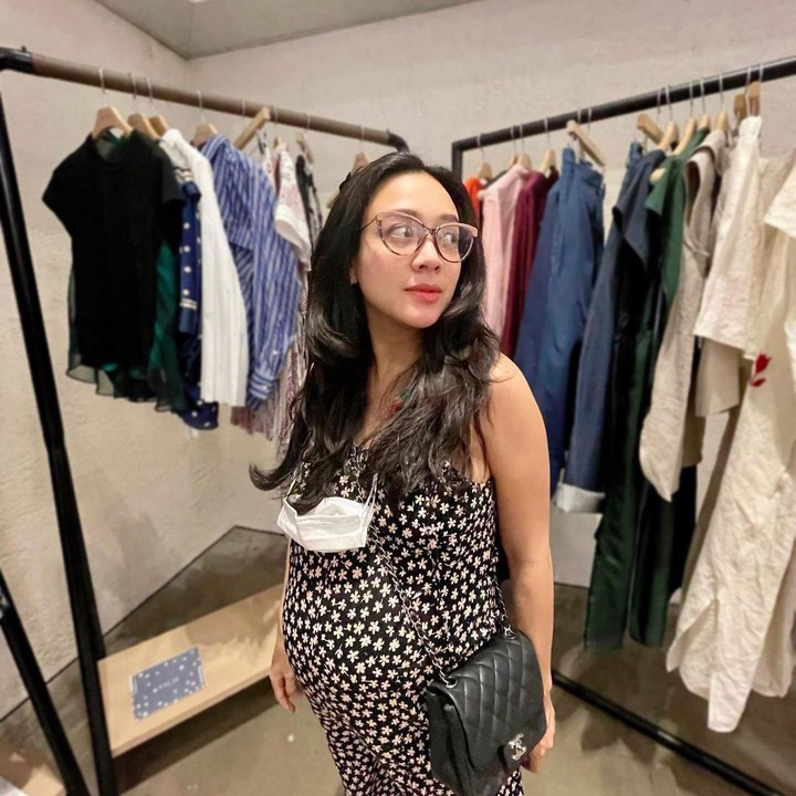 <p>Kehamilan Dea sangat penuh perjuangan. Setelah 12 tahun menikah, Dhea dan suami memulai program bayi tabung pada akhir 2020. Dhea pun sempat alami PCOS, endometriosis, dan hidrosalping. (Foto: Instagram @dea_ananda)</p>
