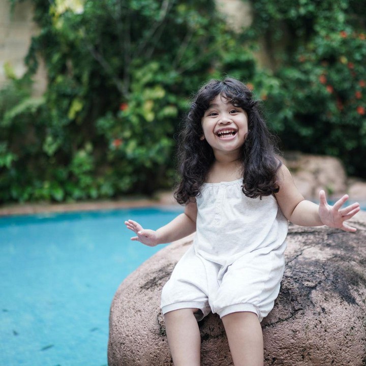 <p>Kini di usianya yang ke-3 tahun, Kalea sebentar lagi akan jadi kakak nih, Bunda. “Si <em>happy</em> Koala yang bentar lagi mau jadi Kakak, doain yaah <em>unkle nd onty</em>!,” tulis Tarra pada keterangan foto di Instagramnya. (Foto: Instagram @tarrabudiman)</p>