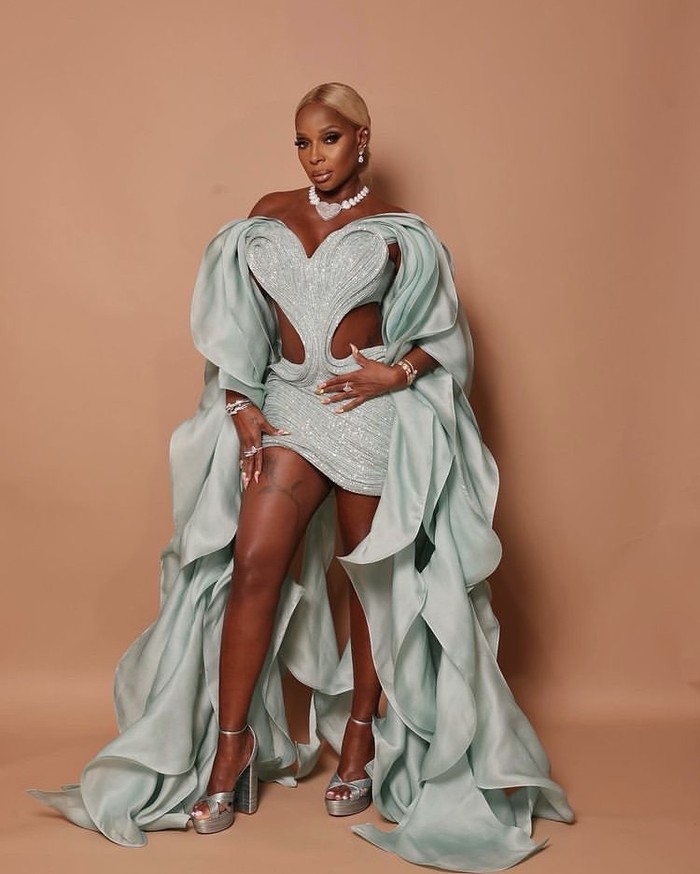 Mary J. Blige tampil glamor dengan gaun couture kreasi Gaura Gupta. Gaun sweetheart neckline tersebut terekstensi lengan ruffles dramatis, membuat look ini kian atraktif. Foto: instagram.com/gauravguptaofficial