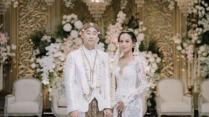 img-title 4 Inspirasi Kebaya Pernikahan ala Selebriti Tanah Air, Cocok untuk Kamu yang Mau Naik Pelaminan