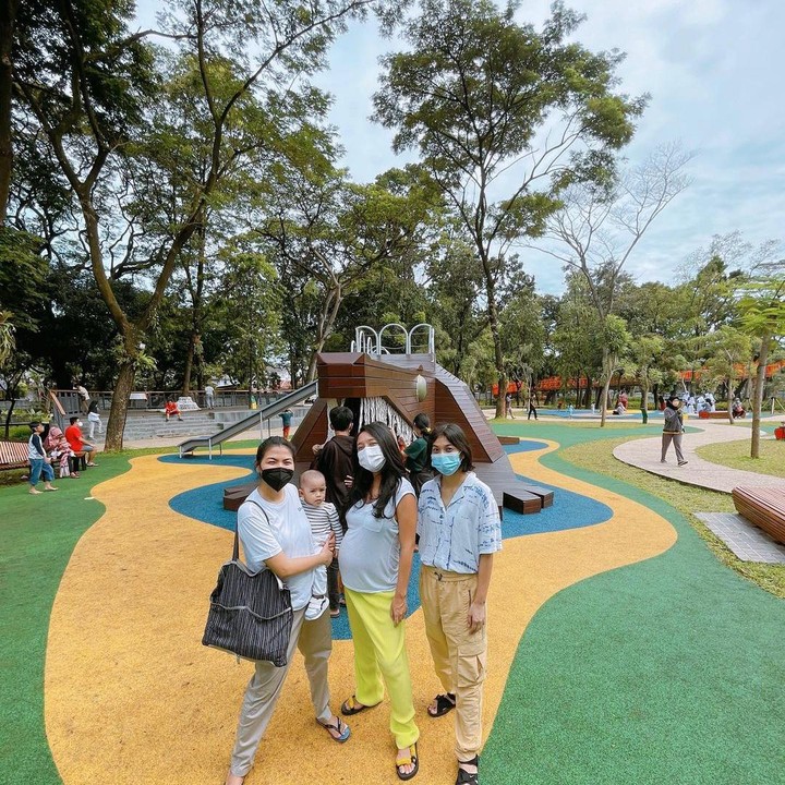 <p>Memasuki trimester 3 kehamilan, Dea tetap menyempatkan untuk berjalan-jalan dengan kerabat dekatnya, lho Bunda. (Foto: Instagram @dea_ananda)</p>