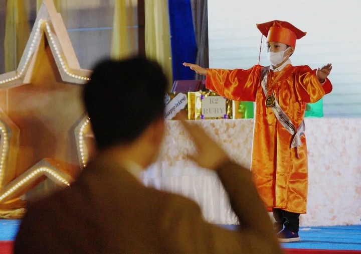 Baru-baru ini Arumi Bachsin membagikan potret momen wisuda TK putranya, Al Qeinan melalui Instagramnya. Inilah potret Al Qeinan saat mengenakan toga wisuda.