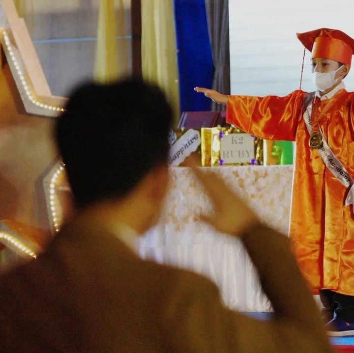 <p>Memasuki usianya yang ke-7, Al Qeinan lulus dari masa taman kanak-kanak. Alkeinan nampak mengenakan toga berwarga oranye saat mengikuti prosesi wisuda. (Foto: Instagram @arumibachsin_94)</p>