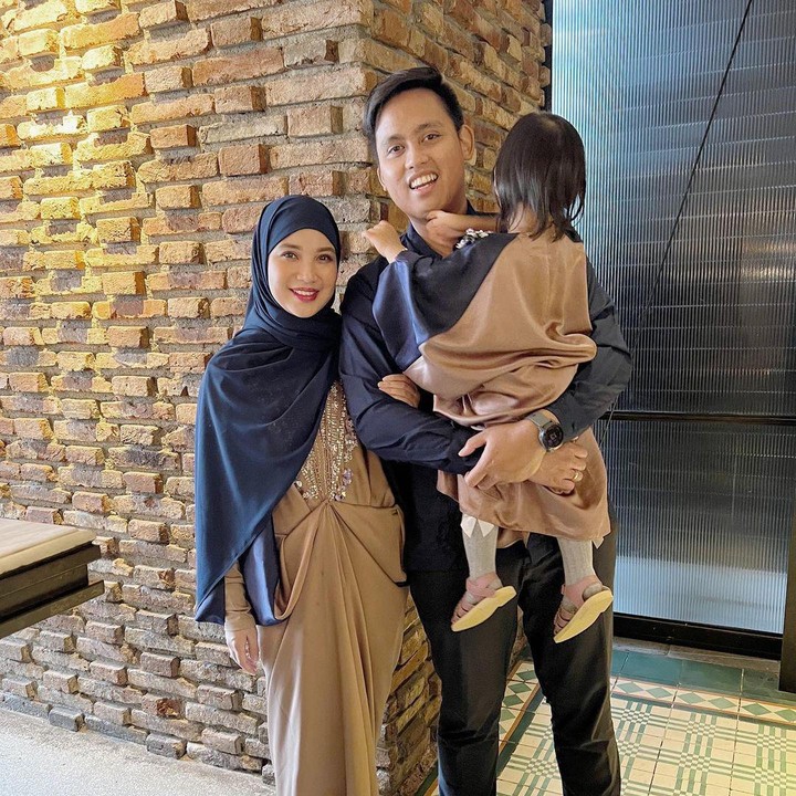 <p>Meskipun Chacha Frederica kerap membagikan potret anaknya yang bernama Cassia. Ia tak lupa menutupi wajah anaknya dengan stiker. Hingga kini Chacha masih enggan mempublikasikan wajah anaknya ke publik. (Foto: Instagram @chafrederica)</p>