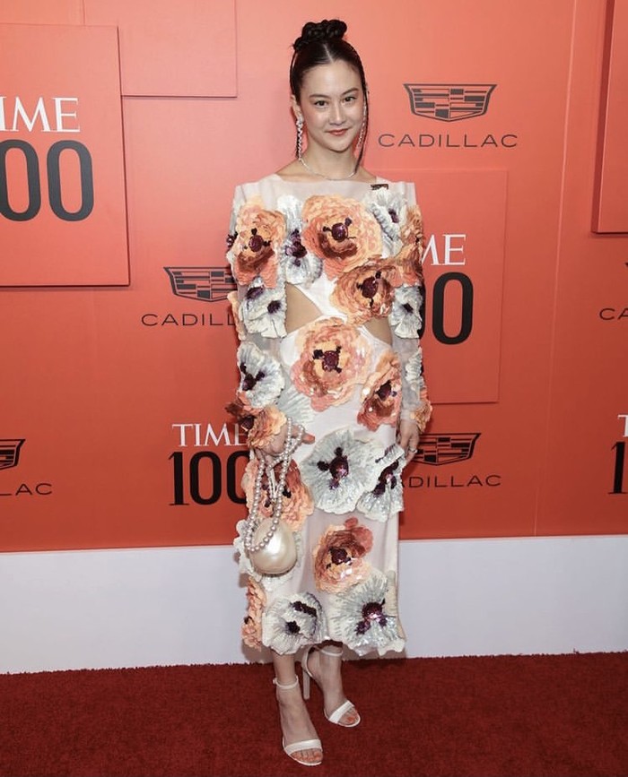 Michelle Zauner berbusana gaun cutout dengan warna-warni ornamen bunga yang segar kreasi Rodarte. Foto: instagram.com/rodarte