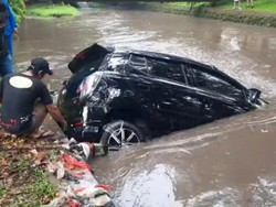 Mobil Nyebur ke River Park Tangsel Gegara Pengemudi Salah Injak Pedal Gas