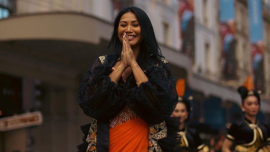 Nyinden di Paris, Anggun C Sasmi Banjir Pujian