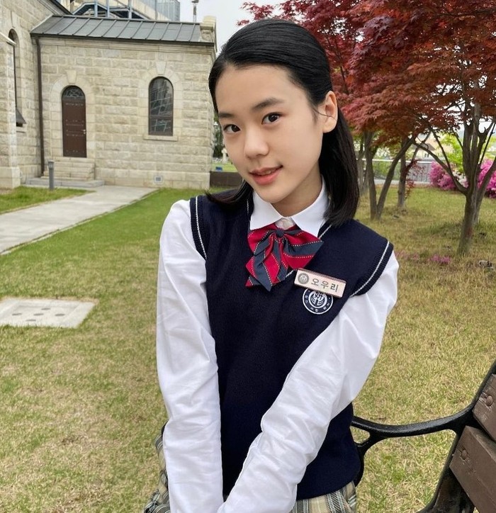 Oh Woo Ri muda tinggal bersama ibu dan neneknya di rumah sederhana. Meski mengalami luka batin karena ‘merasa’ tak diterima sebagai anak oleh ibunya, Oh Woo Ri hidup untuk membuat ibu dan neneknya bahagia/ Foto: instagram.com/kimjian0812