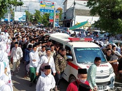 Ribuan Pelayat Iringi Pemakaman KH Dimyati Rois