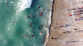 FOTO: Bercanda dengan Ombak di Pantai Kota Gaza yang Bebas Polusi