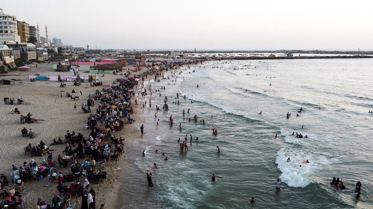 FOTO: Bercanda dengan Ombak di Pantai Kota Gaza yang Bebas Polusi
