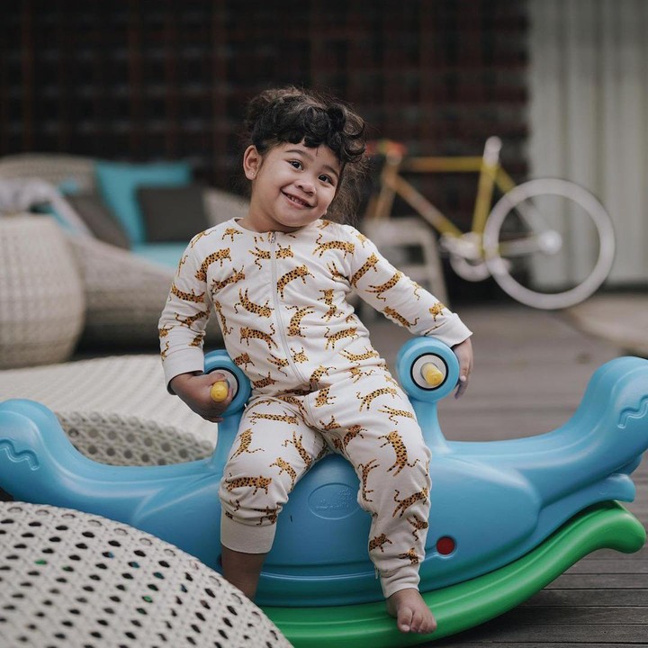 <p>Potret yang satu ini saat Kalea bermain. Foto Kalea sering dibagikan Tarra maupun Gya melalui Instagram mereka. (Foto: Instagram @tarrabudiman)</p>