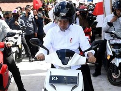 Jokowi Naik Motor Listrik di Atas Laut