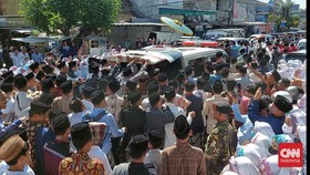 Ribuan Pelayat Iringi Keberangkatan Jenazah Dimyati Rois