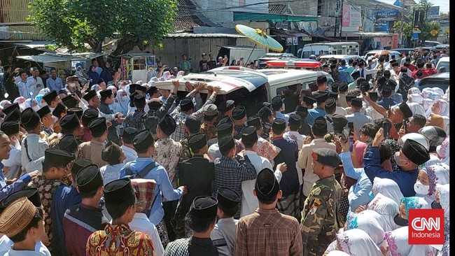 Keberangkatan ulama kharismatik NU Dimyati Rois ke tempat peristirahatan terakhirnya diiringi oleh ribuan pelayat.
