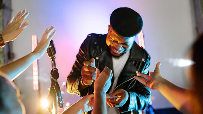 Ngefans sama Orang karena Media Sosial? Hati-hati Kamu Mengalami Parasocial Relationship