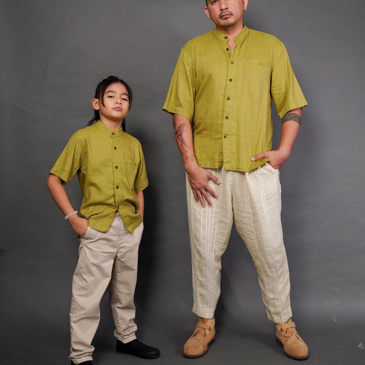 <p>Sejak usianya 6 tahun, putra dari pasangan artis Sharena Gunawan dan Ryan Delon sudah miliki <em>brand fashion</em> yang diberi nama Baby Got Style. Potret Ryshaka bersama Ryan Delon yang tengah memakai produk pakaiannya sendiri. (Foto: Instagram @mrssharena)</p>