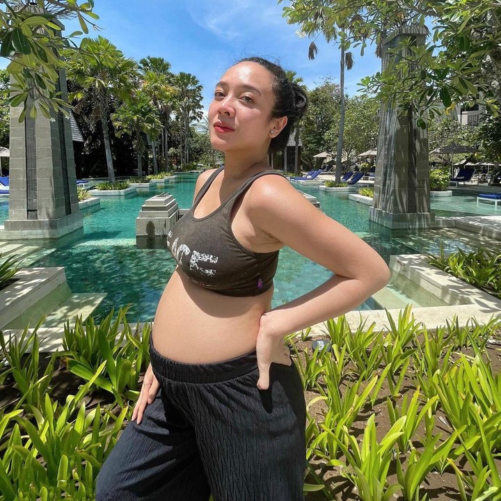 <p>Selama hamil, Dea juga alami pengentalan darah. Banyak sekali yang harus ia lalui salah satunya pantangan makan yang jika dilawan akan membuat Dea sesak napas, sakit pada bagian sendi, lemas, hingga ingin pingsan. (Foto: Instagram @dea_ananda)</p>