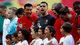 FOTO: Ronaldo Bakar Semangat, Portugal Sikat Ceko