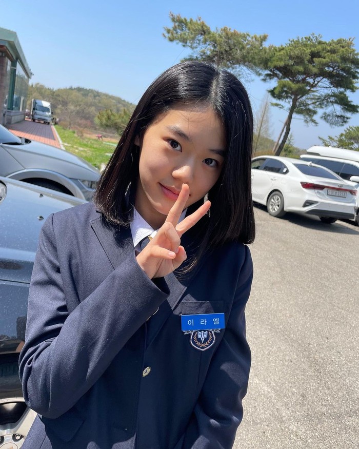 Sosok Le La El muda digambarkan seorang gadis cantik yang duduk di bangku sekolah. Ia memiliki paras cantik dan hidup di keluarga berkecukupan. Sayang, karena bisnis sang ayah, keluarganya hancur tak tertolong/ Foto: instagram.com/kimjian0812