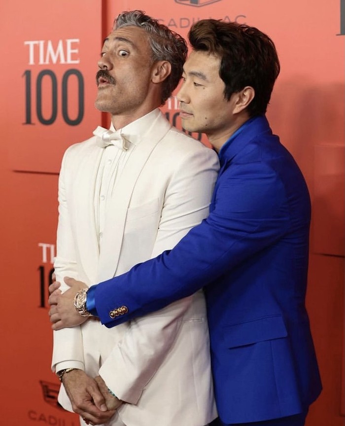 Taika Waititi dan Simu Liu berpose akrab di Time100 Gala dalam balutan busana berwarna kontras, yaitu Waititi dengan tuxedo putih lengkap dengan dasi kupu-kupu, sedangkan Simu Liu dalam setelan jas electric blue dari Versace. Foto: instagram.com/simuliu