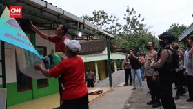 VIDEO: Polisi Copot Papan Khilafatul Muslimin di Rumah Warga Sukoharjo