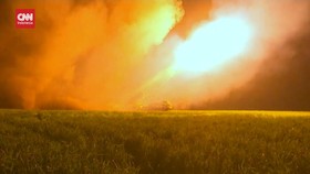 VIDEO: Momen Peluncur Roket BM-27 Uragan Serang Ukraina di Malam Hari
