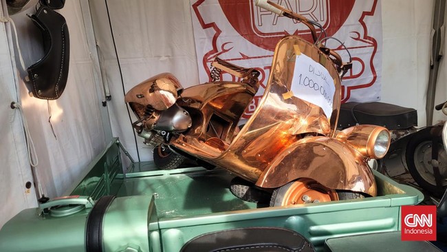 Vespa replika yang dibuat dengan dasar model Vespa 98 produksi 1946 dijual Rp1 miliar di ajang Vespa World Days 2022 Bali.
