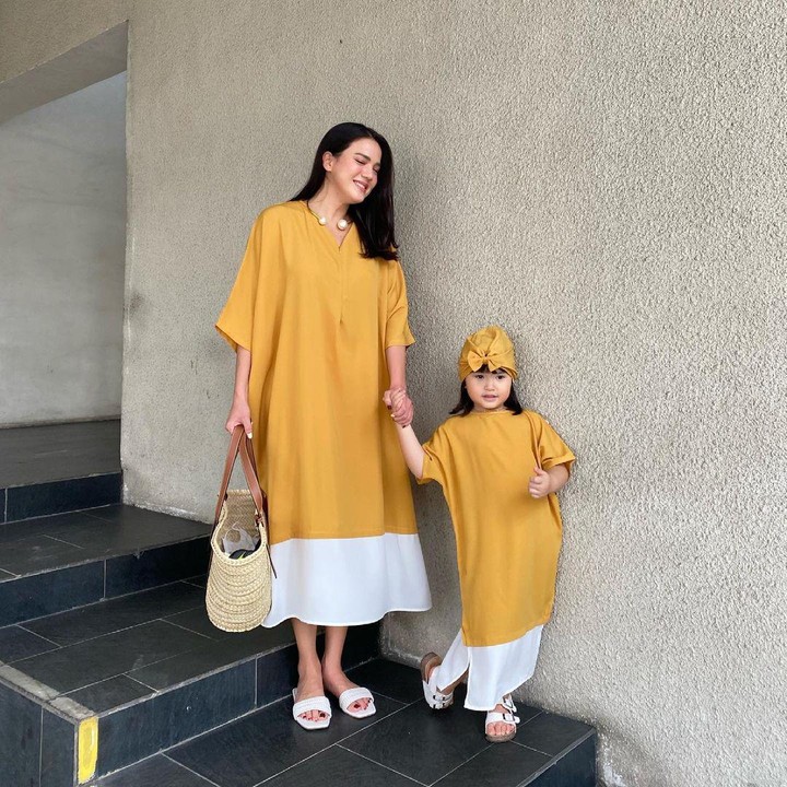 <p>Walaupun baru berusia 5 tahun, Alita Naora Lawi putri dari Alice Norin ini sudah mahir berpose memamerkan produk dari <em>brand fashion</em>-nya sendiri yang diberi nama Mini Today. (Foto: Instagram @alicenorin)</p>