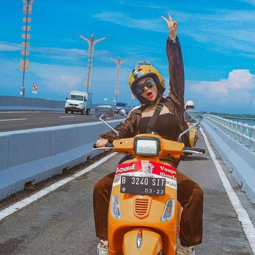 7 Gaya Hot Wika Salim Saat Sunmori Naik Vespa Pakai Crop Top