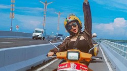 7 Gaya Hot Wika Salim Saat Sunmori Naik Vespa Pakai Crop Top
