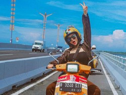 7 Gaya Hot Wika Salim Saat Sunmori Naik Vespa Pakai Crop Top