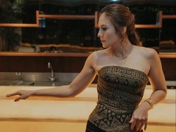 7 Potret Wulan Guritno Pakai Kemben Hadiri Gala Premiere Film Ditemani Pacar