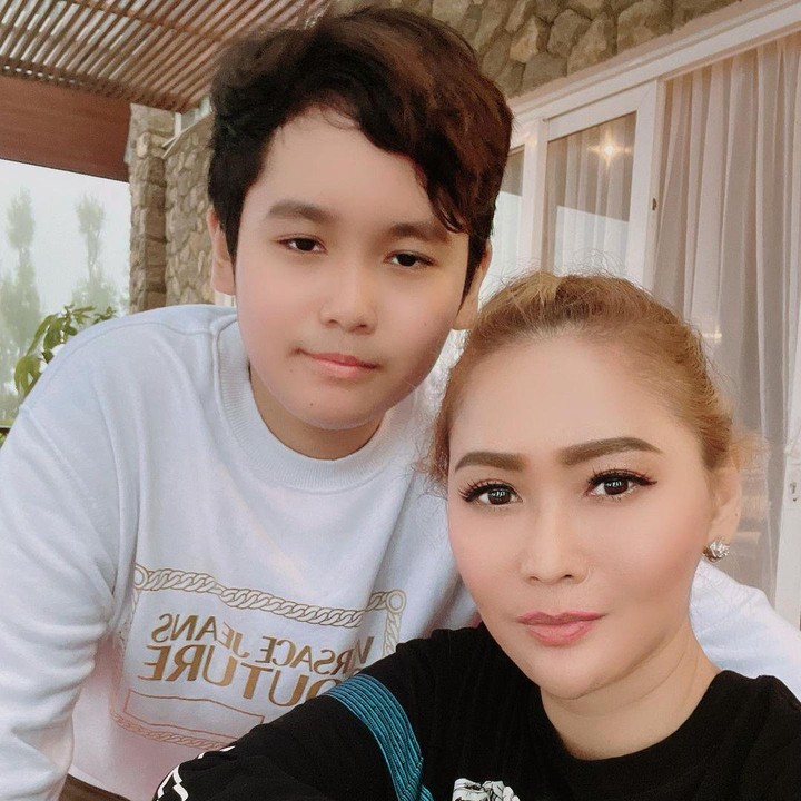 <p>Potret terbaru dari Ivan dibagikan Inul di akun Instagram pribadi. Ia juga mengakui Ivan kini terlihat lebih tampan. (Foto: Instagram @inul.d/@ivanderdamares)<br /><br /><br /></p>