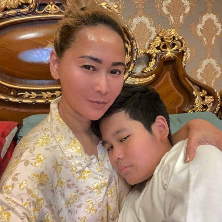 <p>Ivan dahulunya dikenal sebagai anak yang menggemaskan dengan bentuk tubuhnya yang lebih berisi. Namun kini, penampilanya berubah, lho. (Foto: Instagram @inul.d/@ivanderdamares)<br /><br /><br /></p>