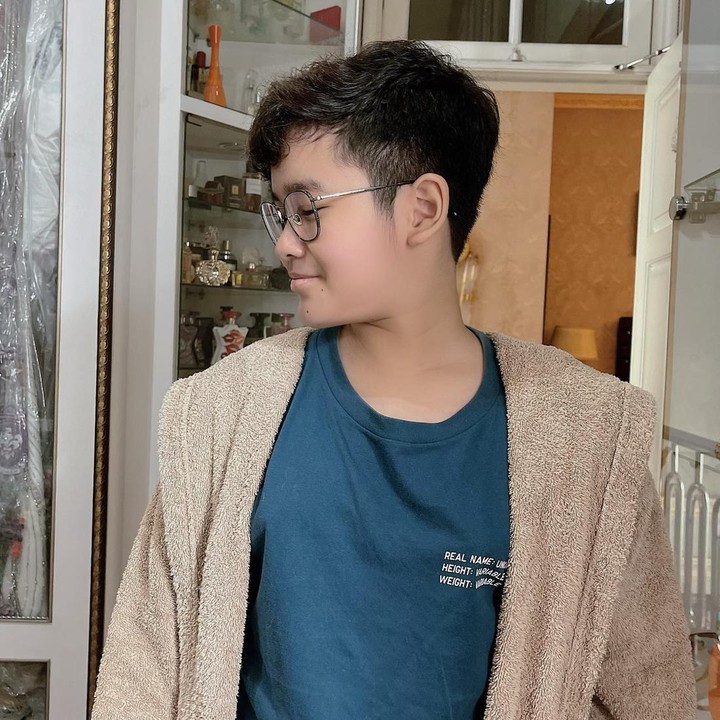 <p>Netizen yang melihat Ivan juga setuju dengan pendapat Inul. Mereka juga menyebut Ivan mirip sang ibunda. "Semakin gede kok semakin cakep anak Lanang Bun @inul.d. Kecily mirip pak Adam gede gede kok mukay tirus cucok miripan njenengan bunnnnn," tulis @prio****. Bagaimana menurut Bunda? (Foto: Instagram @inul.d/@ivanderdamares)</p>