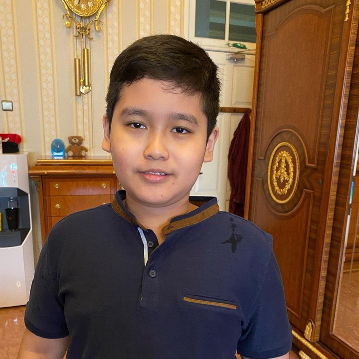 <p>Belakangan, putra semata wayang Inul ini kelihatan jauh lebih kurus, wajahnya pun jadi makin tirus dan ganteng, lho. (Foto: Instagram @inul.d/@ivanderdamares)<br /><br /><br /></p>