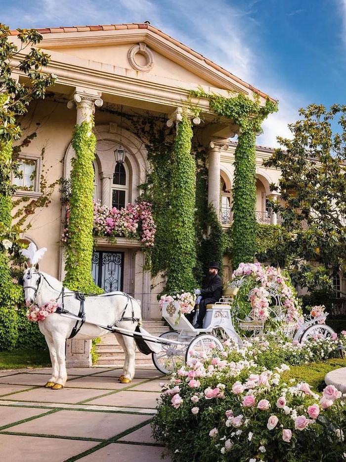 Tidak lupa, untuk menambah kesan seperti di negeri dongeng betulan, Britney dan Sam juga punya kereta kuda dengan dekorasi bunga yang senada. /Foto: Dok. Instagram @britneyspears