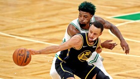 Curry Menggila, Final NBA Imbang 2-2