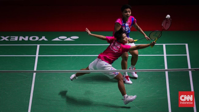 Apriyani Rahayu/Siti Fadia Silva Ramadhanti mengalahkan Mayu Matsumoto/Wakana Nagahara pada babak 32 besar Indonesia Open 2022.