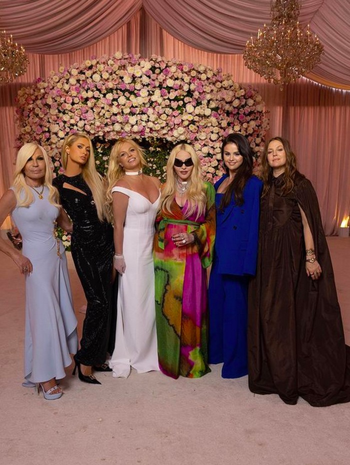 Beberapa di antaranya yang hadir ada Madonna, Drew Barrymore, Selena Gomez, Paris Hilton, dan Donatella Versace. /Foto: Dok. Instagram/@donatella_versace