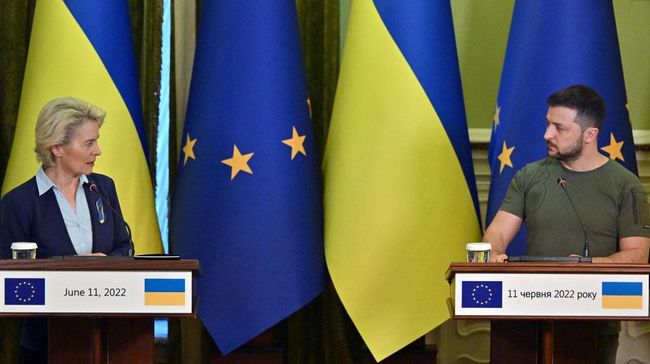 Pemerintah Rusia menuduh Uni Eropa memanipulasi Ukraina, tak lama setelah badan itu mengeluarkan rekomendasi keanggotaan Kyiv di blok itu, Jumat (17/6).