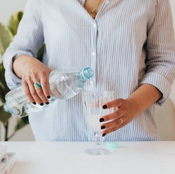 5 Manfaat Minum Air Putih di Pagi Hari, Bisa Bantu Turunkan Berat Badan lho!