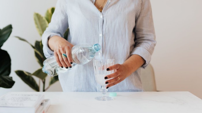 5 Manfaat Minum Air Putih di Pagi Hari, Bisa Bantu Turunkan Berat Badan lho!