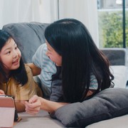 4 Cara Orang Tua Membimbing Anak untuk Beradaptasi dengan Media Sosial dan Dunia Digital