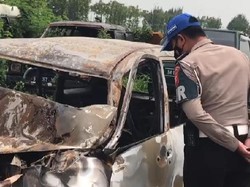 Mobil Terbakar Usai Tabrakan di Tol Cipali, 3 Orang Tewas