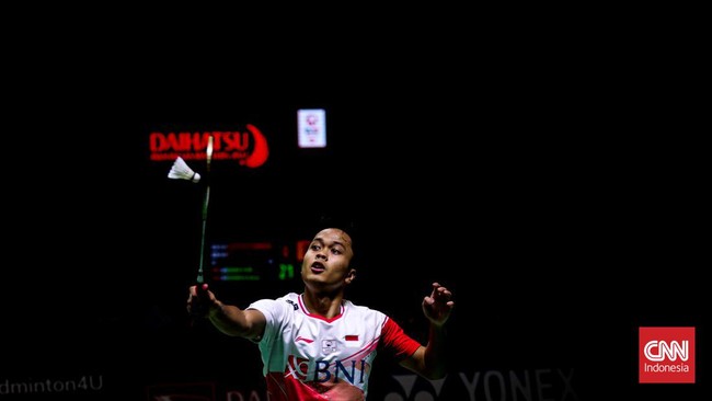 Anthony Sinisuka Ginting gagal ke final Indonesia Masters 2022 usai kalah 15-21, 15-21 dari Viktor Axelsen di Istora Senayan, Sabtu (11/6).