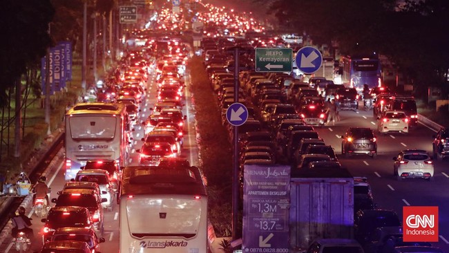 Kemacetan terjadi di jalan menuju JI Expo tempat gelaran Jakarta Fair alias PRJ.